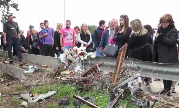 Θαυμαστές του Παντελή Παντελίδη αφήνουν λουλούδια στον τόπο του δυστυχήματος