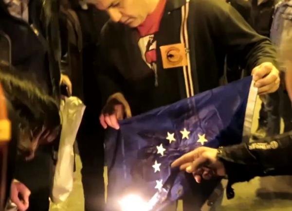 Διαδηλωτές έκαψαν σημαία της Ε.Ε. έξω από τα γραφεία της Ευρωπαϊκής Επιτροπής
