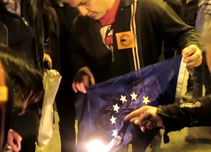 Διαδηλωτές έκαψαν σημαία της Ε.Ε. έξω από τα γραφεία της Ευρωπαϊκής Επιτροπής