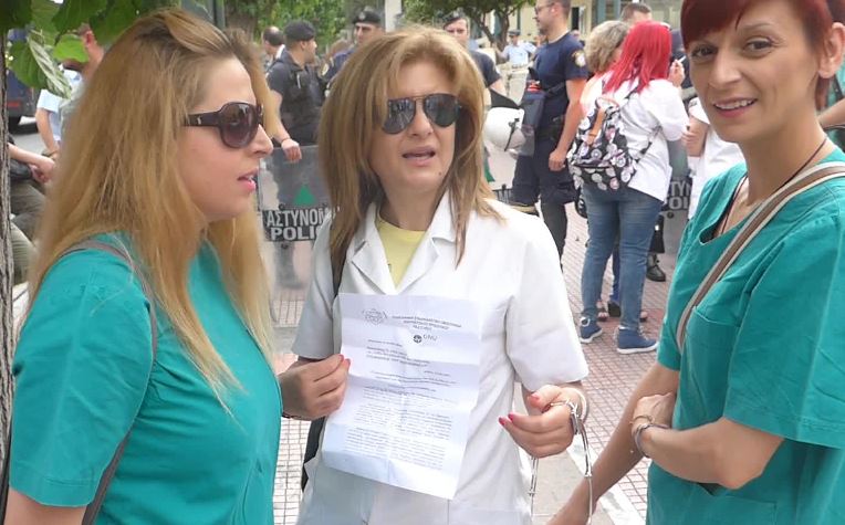 Οι νοσηλευτές έξω από την Βουλή – Ζητούν πληρωμή οφειλόμενων υπερωριών