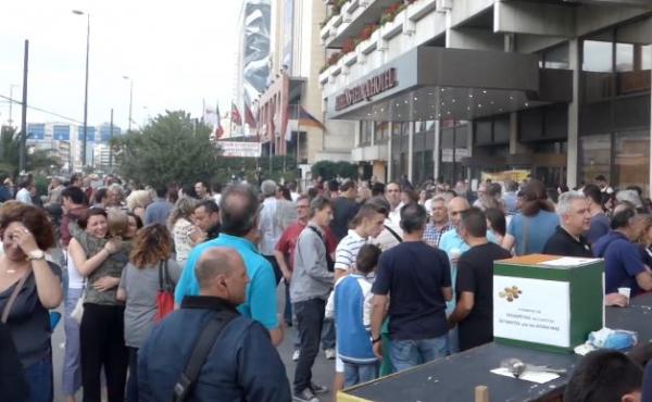 Εκδήλωση-συναυλία έξω από το ξενοδοχείο «Athens Ledra» διοργάνωσαν οι εργαζομένοι