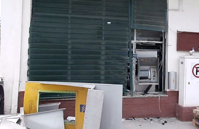 Άγνωστοι ανατίναξαν μηχάνημα ΑΤΜ της Πειραιώς στην Νίκαια της Λάρισας