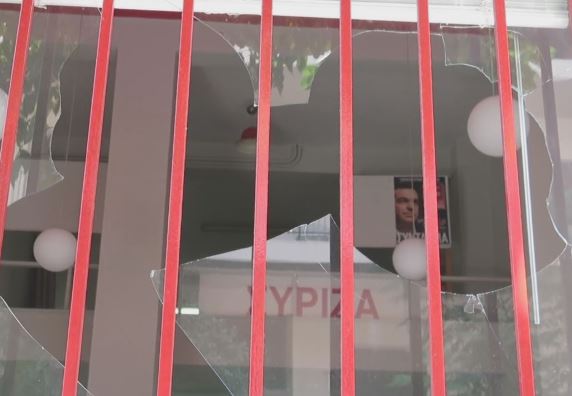 Επίθεση από άγνωστους στα γραφεία του ΣΥΡΙΖΑ στην Καλλιθέα