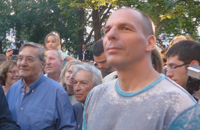 Ο Γιάνης Βαρουφάκης στο προαύλιο της ΕΡΤ για την έναρξη του πρώτου κεντρικού δελτίου