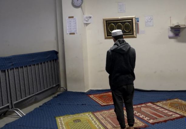 Ελληνικό: Σε αυτοσχέδιο χώρο πραγματοποιούν οι πρόσφυγες την προσευχή τους