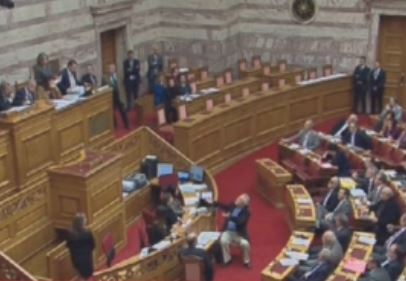 Κλιμακώνεται η κόντρα για τις τιμές των φαρμάκων