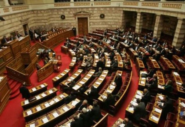 Τα πρωτοχρονιάτικα μηνύματα των κομμάτων