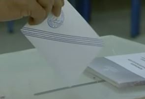 Οριακό προβάδισμα στον ΣΥΡΙΖΑ δίνουν δύο νέες δημοσκοπήσεις