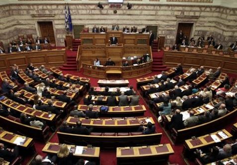 Σφοδρή σύγκρουση στη Βουλή για τον πολυπόθητο αριθμό των 180 βουλευτών