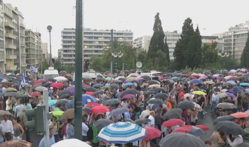 Με βροχή τελείωσε η συγκέντρωση με σύνθημα «Μένουμε Ευρώπη» – Στιγμιότυπα