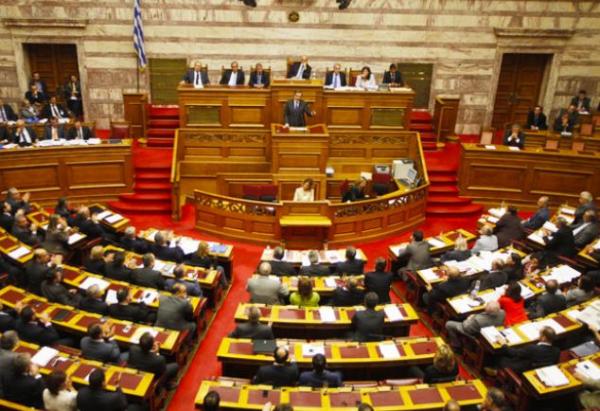 Σφοδρή αντιπαράθεση στη Βουλή για τις εμπρηστικές επιθέσεις