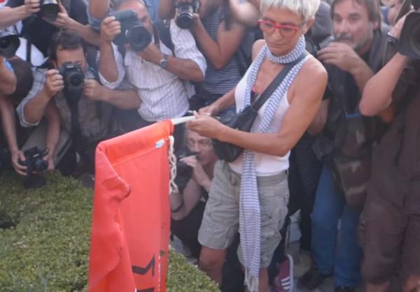 Συγκέντρωση στο Σύνταγμα κατά του τρίτου μνημονίου – διαδηλώτρια έκαψε σημαία του ΣΥΡΙΖΑ