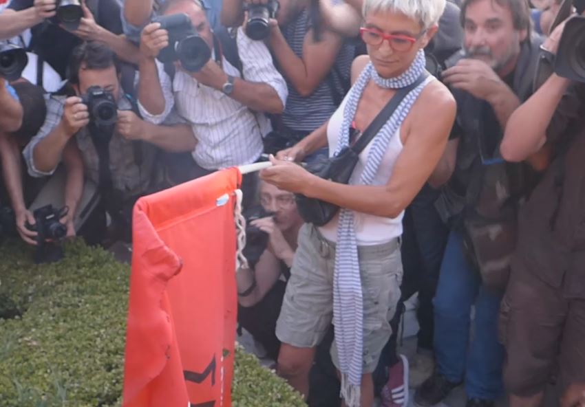 Συγκέντρωση στο Σύνταγμα κατά του τρίτου μνημονίου – διαδηλώτρια έκαψε σημαία του ΣΥΡΙΖΑ