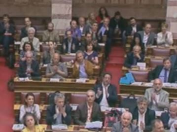 Κόντρα στη Βουλή μεταξύ ΣΥΡΙΖΑ και Χρυσής Αυγής