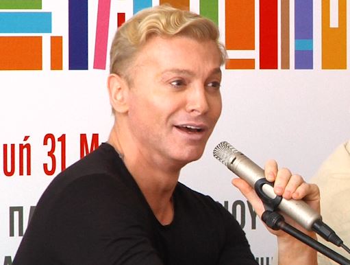 Ο Τάκης Ζαχαράτος ως Φωτεινή Πιπιλή στην παρουσιαση του Bazaar βιβλίου από τον Βήμα fm 99,5