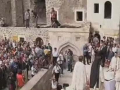 Χιλιάδες πιστοί συνέρρευσαν στο θρονί της Παναγίας Σουμελά