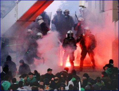 Θλιβερά επεισόδια στο ντέρμπι των αιωνίων στο ΟΑΚΑ