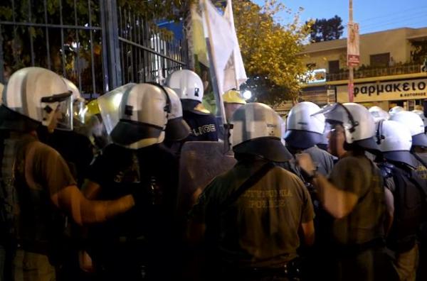 ΜΑΤ απώθησαν τους μεταλλωρύχους από τις Σκουριές, που είχαν συγκεντρωθεί έξω από την ΕΡΤ