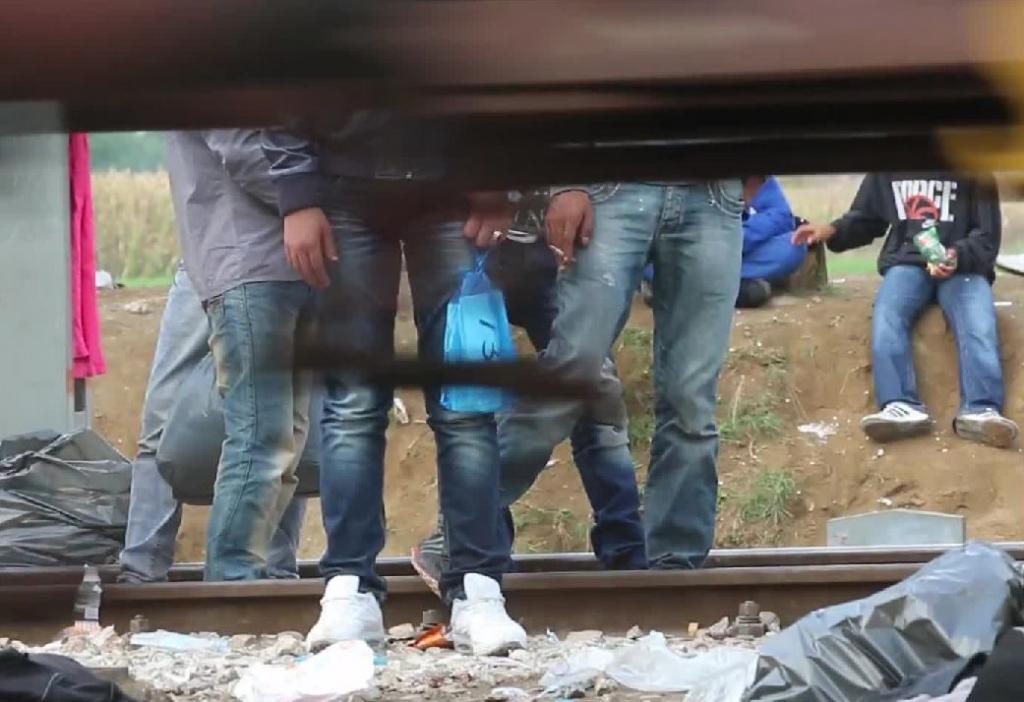 Εκατοντάδες πρόσφυγες περνούν τα σύνορα από την Ειδομένη