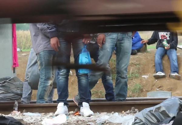 Εκατοντάδες πρόσφυγες περνούν τα σύνορα από την Ειδομένη