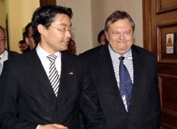 Με λόγια στήριξης της Ελλάδας και του ευρώ ήρθε ο Φίλιπ Ρέσλερ