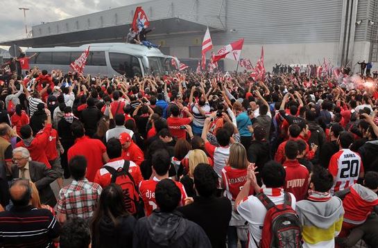 Αποθέωση για τον μπασκετικό Ολυμπιακό σε «Ελ. Βενιζέλος» και ΣΕΦ