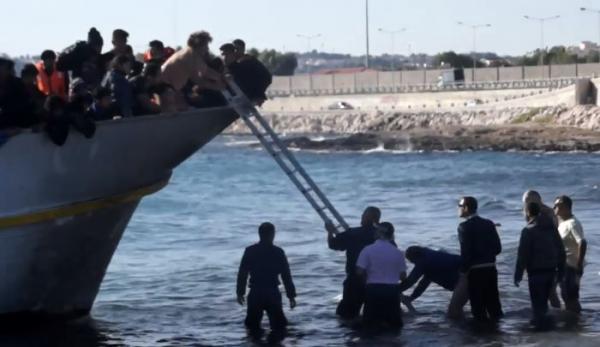 Ρόδος: Δραματική διάσωση 160 προσφύγων από σκάφος που προσάραξε στην παραλία Ζέφυρος