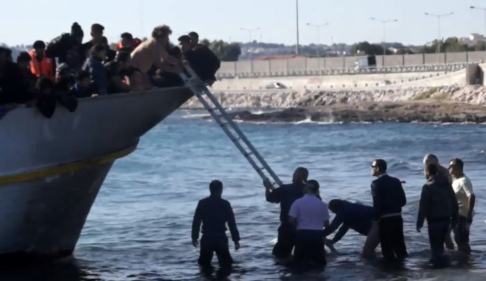 Ρόδος: Δραματική διάσωση 160 προσφύγων από σκάφος που προσάραξε στην παραλία Ζέφυρος