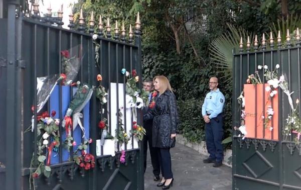 H Φώφη Γεννηματά κατέθεσε λουλούδια στην Γαλλική Πρεσβεία