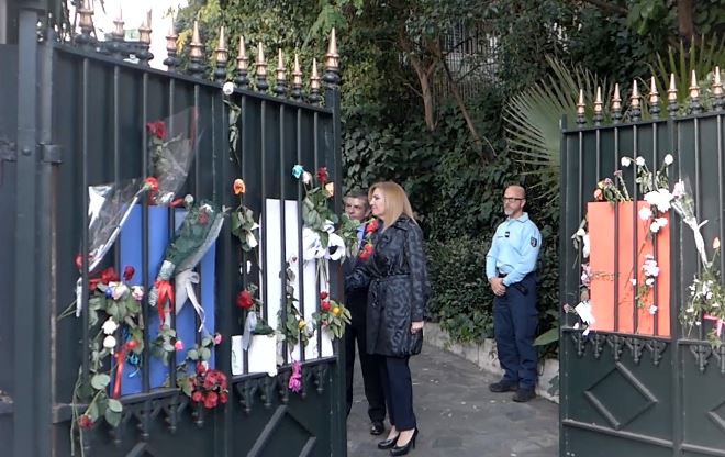 H Φώφη Γεννηματά κατέθεσε λουλούδια στην Γαλλική Πρεσβεία