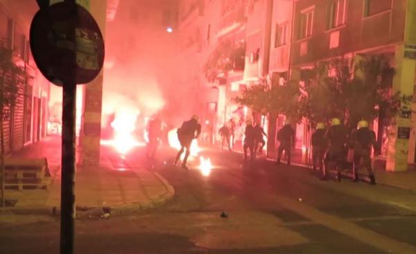 Μολότοφ στα Εξάρχεια μετά το τέλος της πορείας για το Πολυτεχνείο