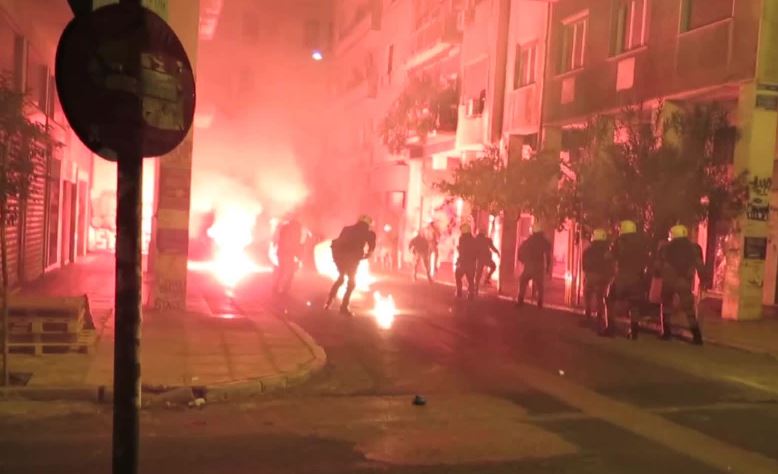 Μολότοφ στα Εξάρχεια μετά το τέλος της πορείας για το Πολυτεχνείο