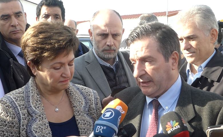 Η Επίτροπος Κρισταλίνα Γκεοργκίεβα μαζί με τον Γ.Καμίνη στον καταυλισμό του Ελαιώνα