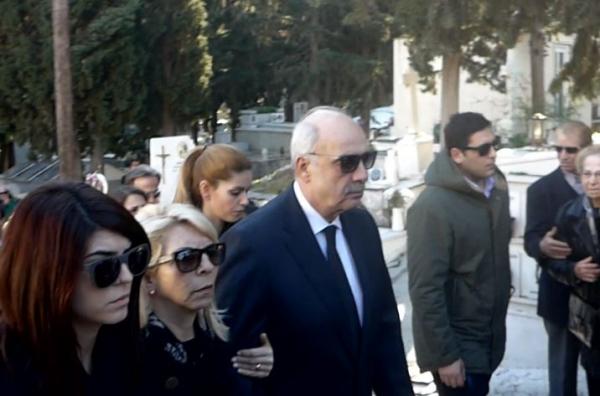 Ο Πρ.Παυλόπουλος και στελέχη της ΝΔ στην κηδεία της αδελφής του Β.Μεϊμαράκη