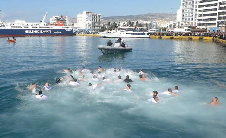 Πειραιάς: Η τελετή αγιασμού των υδάτων στα Θεοφάνεια των παλαιοημερολογιτών