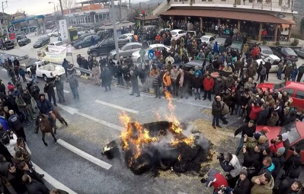 Τέμπη: Με φωτιές και χύνοντας γάλα διέκοψαν την κυκλοφορία οι αγρότες (Εναέρια λήψη)