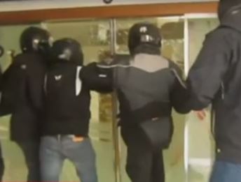 Βίντεο από την εισβολή του «Ρουβίκωνα» στα γραφεία του «Τειρεσία»