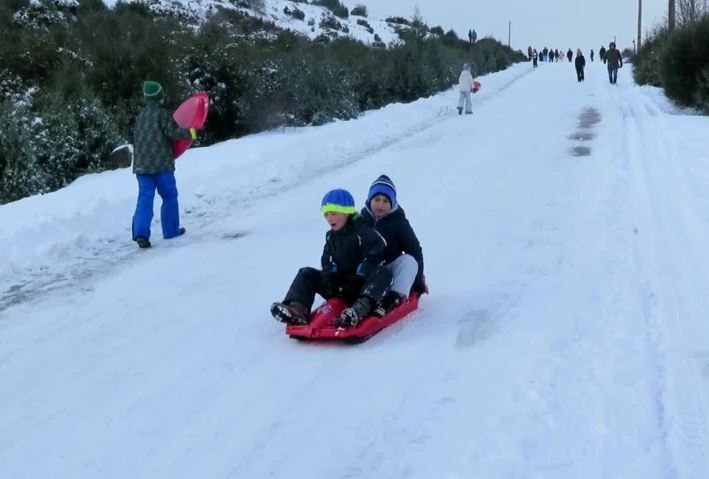 Χιόνι στην Πάρνηθα: Ευκαιρία για ξεφάντωμα για παιδιά και μεγάλους