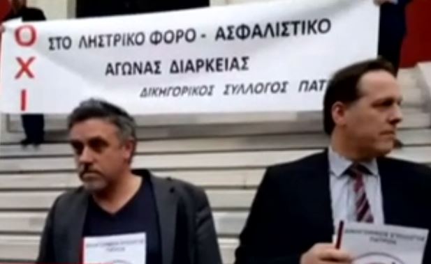 Πάτρα: Δικηγόροι σχημάτισαν «ανθρώπινη αλυσίδα» γύρω από το Δικαστικό Μέγαρο