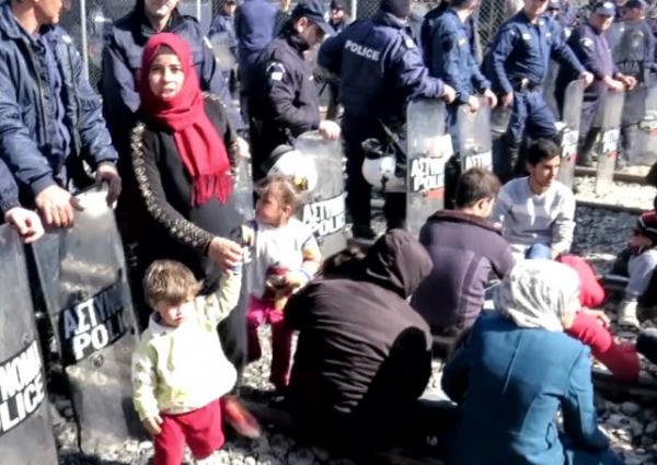 Απέκλεισαν τη σιδηροδρομική γραμμή Σύροι πρόσφυγες στην Ειδομένη