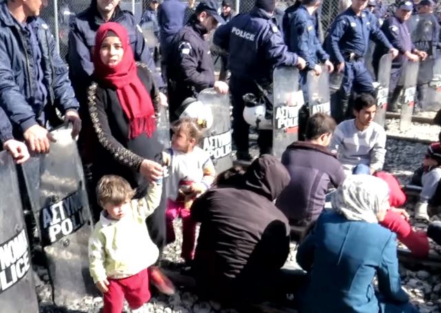 Απέκλεισαν τη σιδηροδρομική γραμμή Σύροι πρόσφυγες στην Ειδομένη