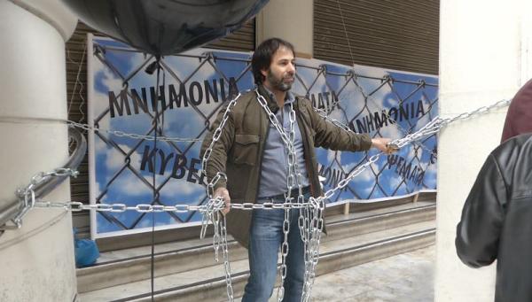 ΠΟΕΔΗΝ: Συμβολικός αποκλεισμός του υπουργείου Υγείας με αλυσίδες