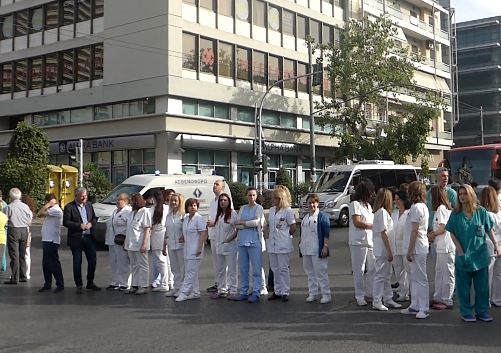 Συγκέντρωση εργαζόμενων του Ερυθρού Σταυρού στην λεωφόρο Κηφισίας