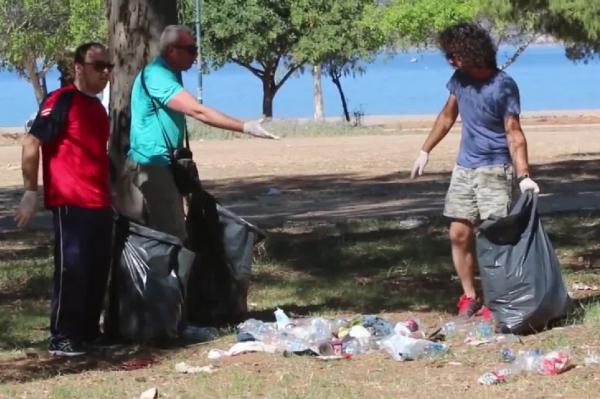 Εθελοντικός καθαρισμός στην παραλία της Καραθώνας στο Ναύπλιο