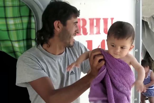 Βίντεο από το κέντρο φιλοξενίας προσφύγων του Δήμου Λέσβου στον Καρά Τεπέ