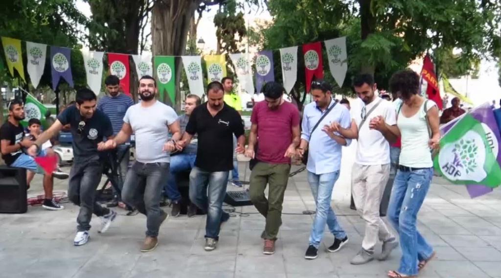Κούρδοι στο Σύνταγμα γιορτάζουν την εκλογική επιτυχία του HDP στις τουρκικές βουλευτικές εκλογές