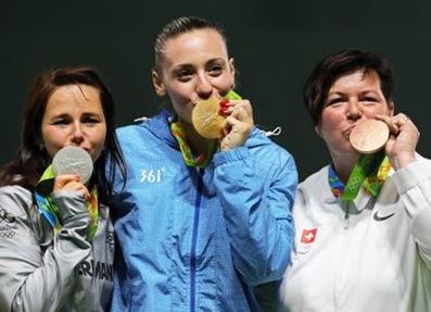 Εξαλλοι πανηγυρισμοί στο σπίτι της Άννας Κορακάκη στην Δράμα