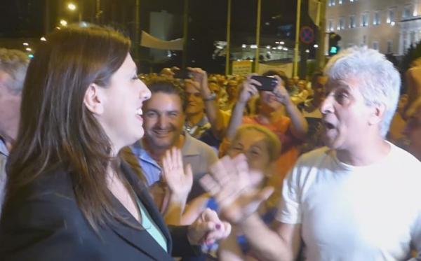 Η Κωνσταντοπούλου στο Σύνταγμα: Δυνατά όλοι