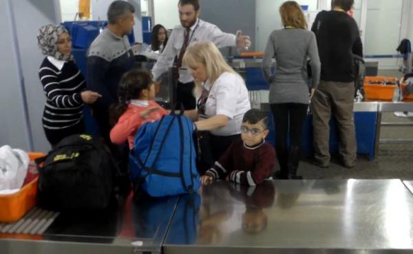 Αναχώρηση προσφύγων από το αεροδρόμιο για μετεγκατάσταση – Δήλωση Γ.Μουζάλα