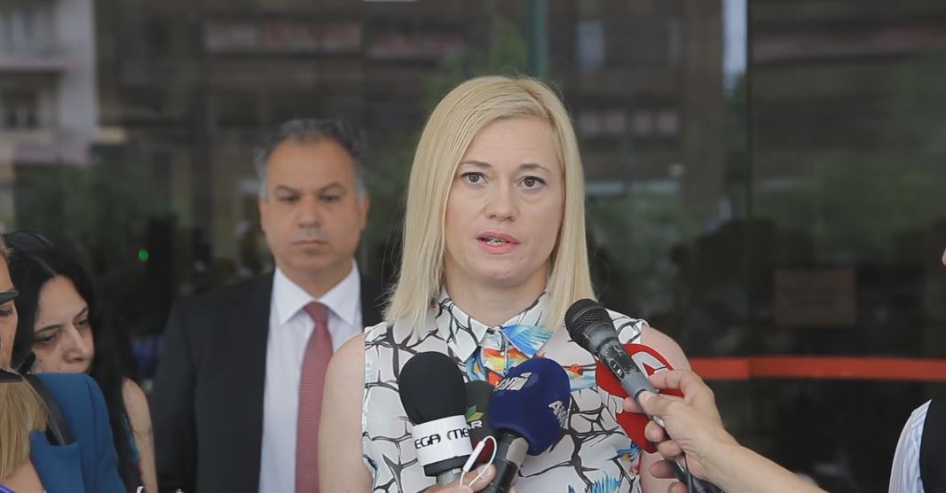Η Ραχήλ Μακρή κατέθεσε τη μηνυτήρια αναφορά κατά Στουρνάρα